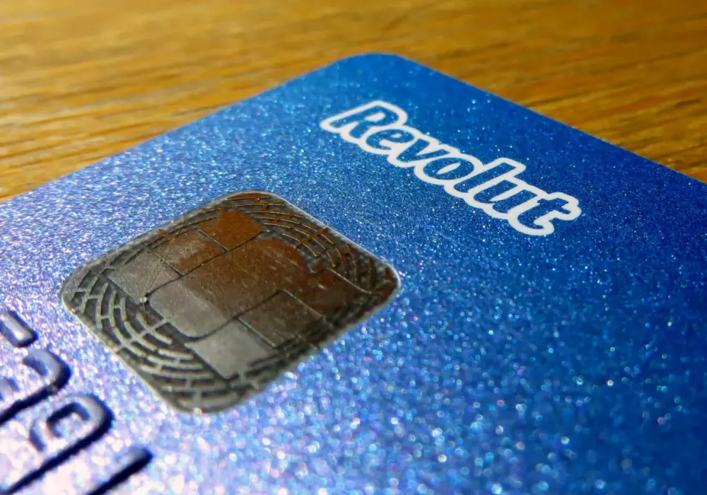 Jak bezpiecznie wziąć debet w Revolut bez przykrych niespodzianek