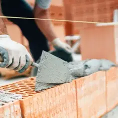 Ile można zarobić na budowie? Zaskakujące zarobki w branży budowlanej