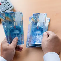 Czy warto przewalutować kredyt we frankach? Sprawdź ukryte koszty