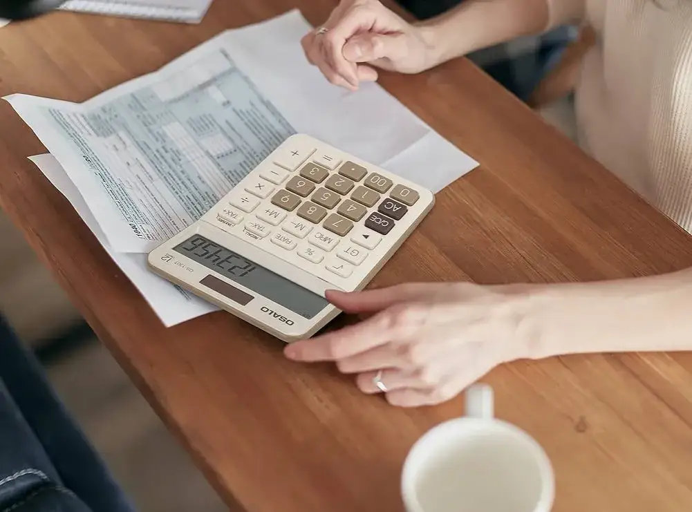 Kalkulator i dokumenty finansowe na biurku