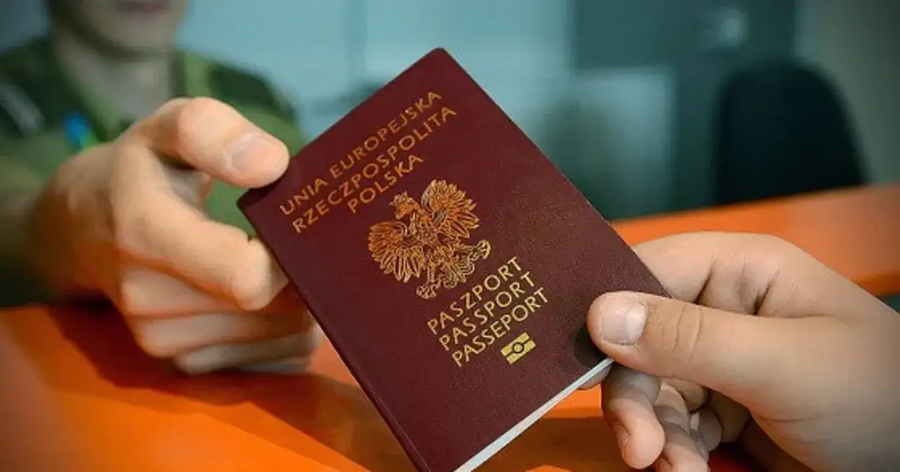 dwoje rodziców podejmujących decyzję z dokumentami w ręku
